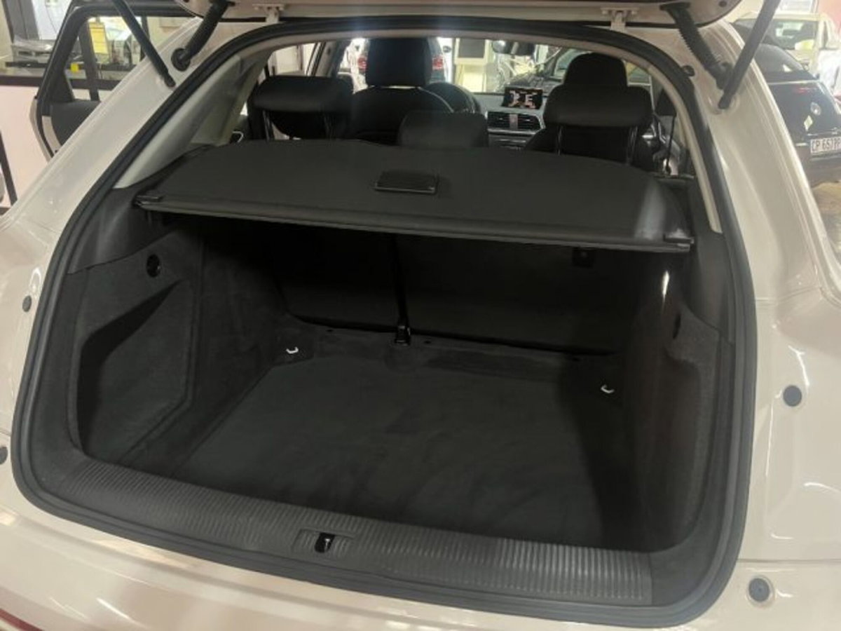 Audi Q3 2.0 TDI 120 CV Business (19)