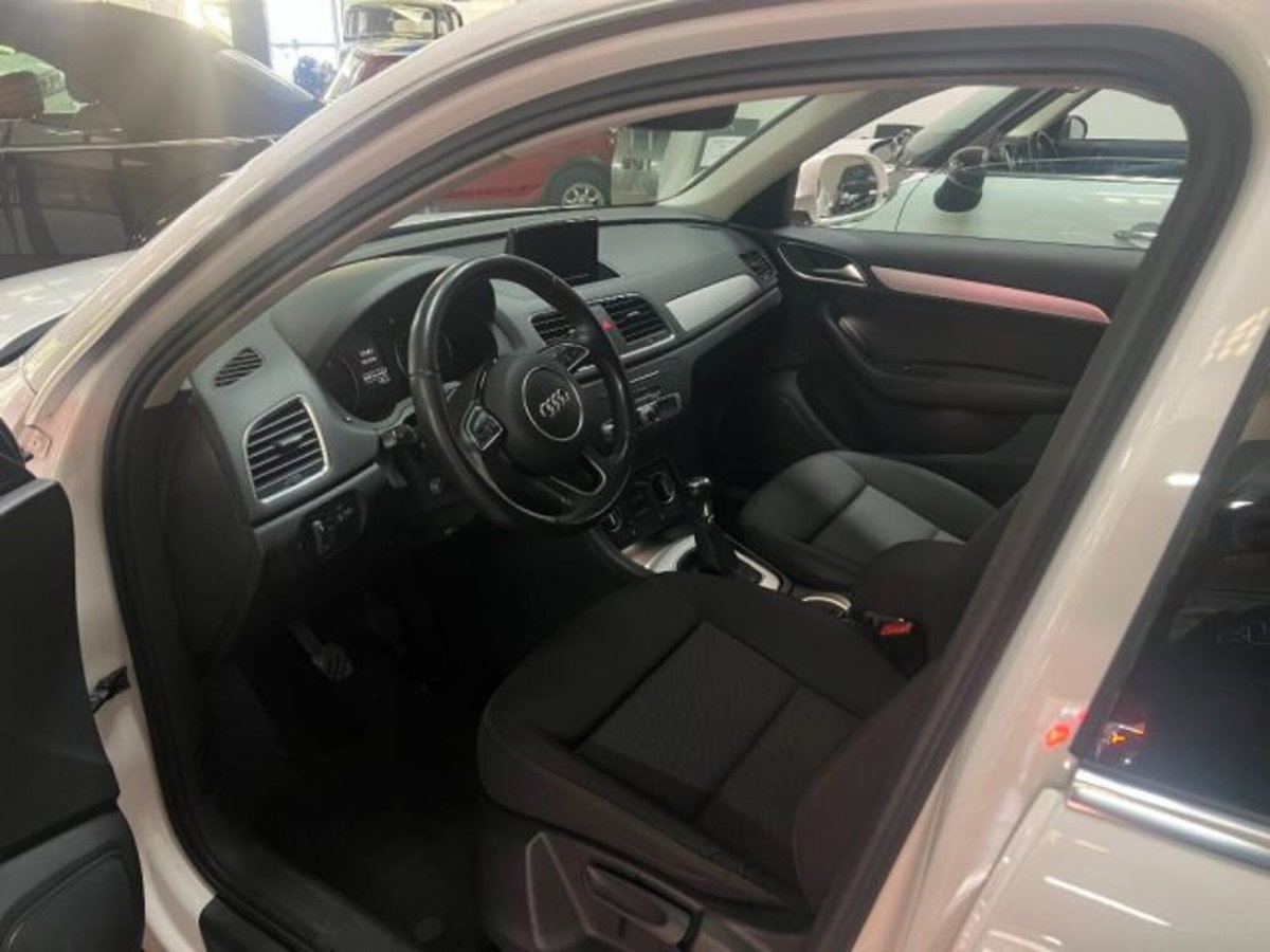 Audi Q3 2.0 TDI 120 CV Business (8)