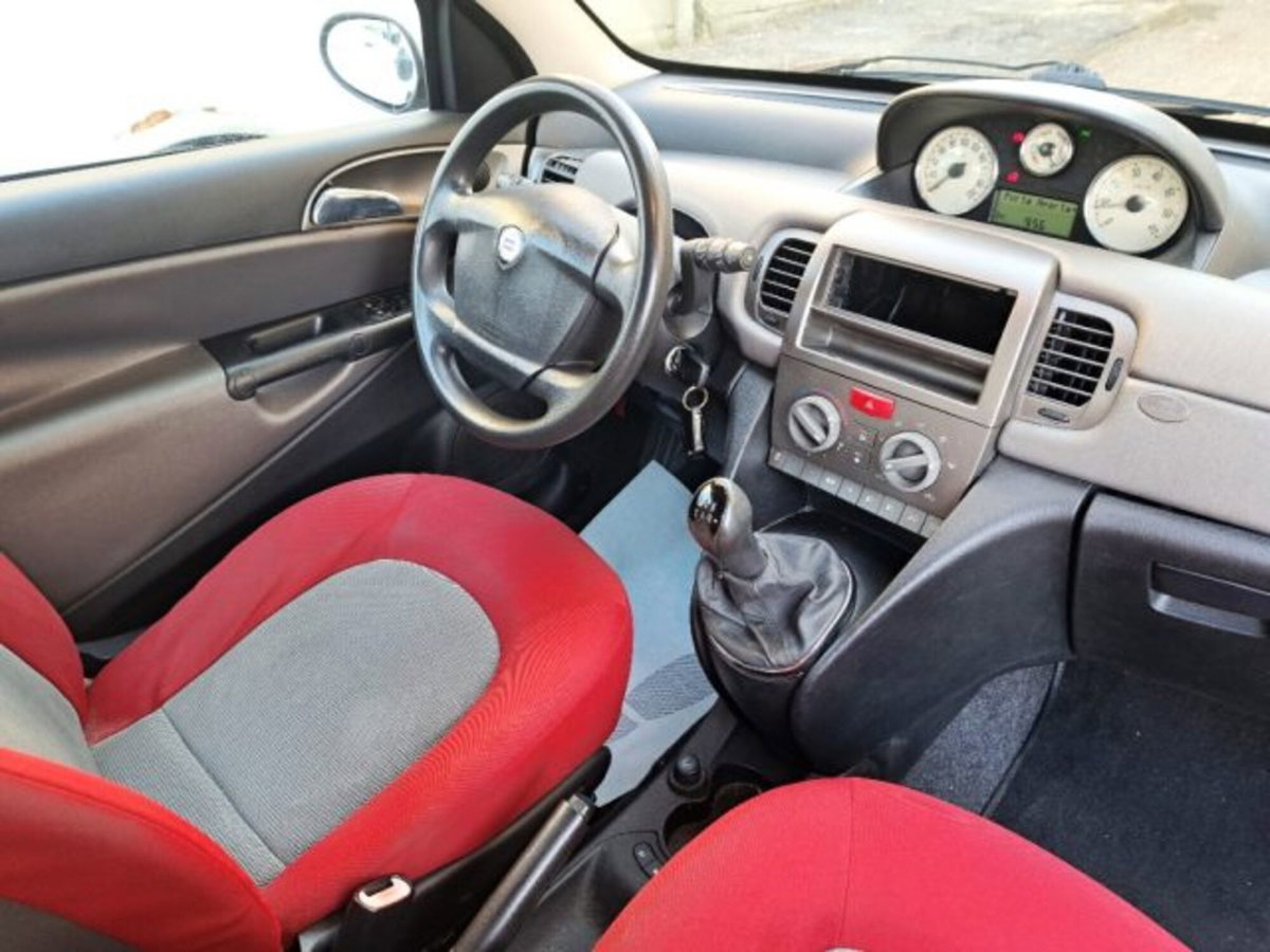 Lancia Ypsilon Multijet 16V Oro (8)