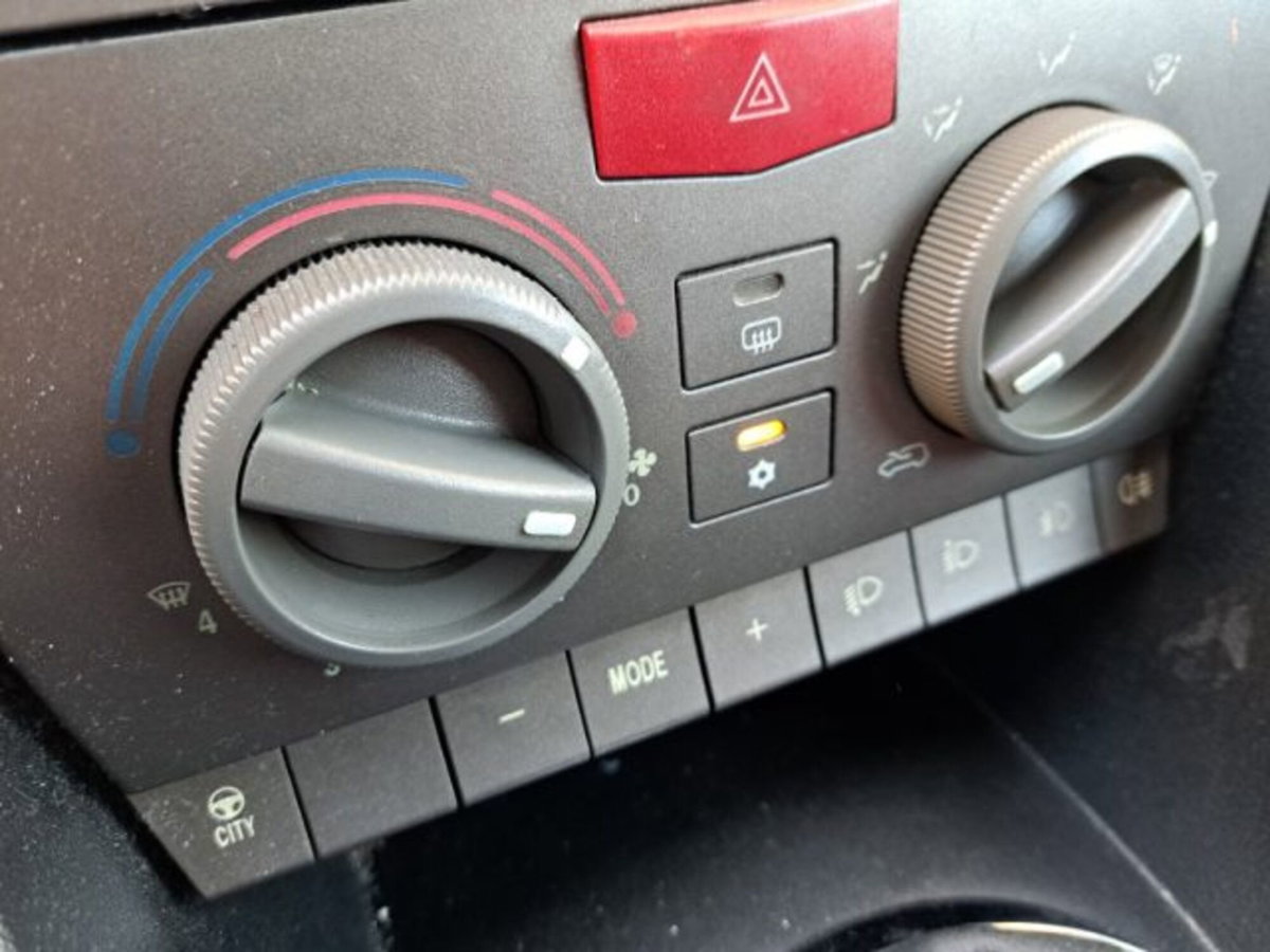 Lancia Ypsilon Multijet 16V Oro (12)