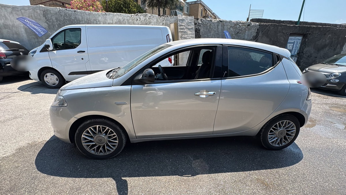 Lancia Ypsilon 1.3 MJT 16V 95 CV 5 porte S&S Silver (2)