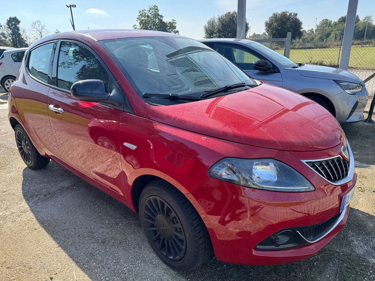 Lancia Ypsilon 1.0 FireFly 5 porte S&S Hybrid Ecochic Silver (2)