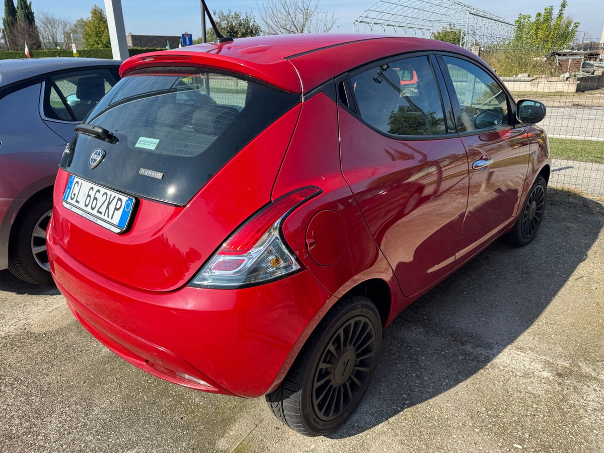 Lancia Ypsilon 1.0 FireFly 5 porte S&S Hybrid Ecochic Silver (3)