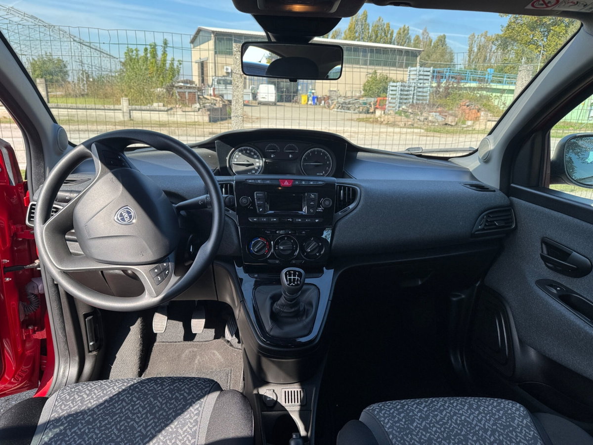 Lancia Ypsilon 1.0 FireFly 5 porte S&S Hybrid Ecochic Silver (8)