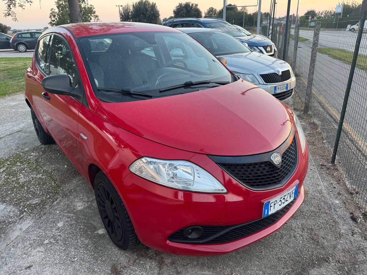 Lancia Ypsilon 1.2 69 CV 5 porte Gold (4)