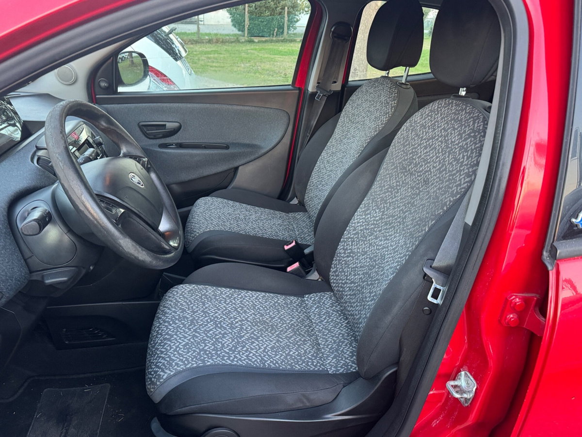 Lancia Ypsilon 1.2 69 CV 5 porte Gold (5)