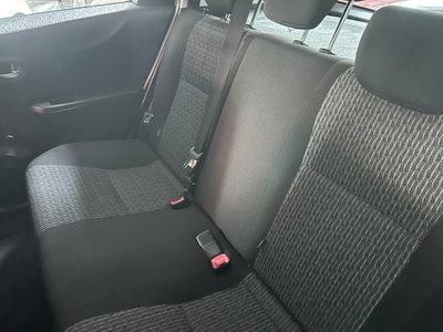Toyota Yaris 1.0 5 porte Lounge (7)