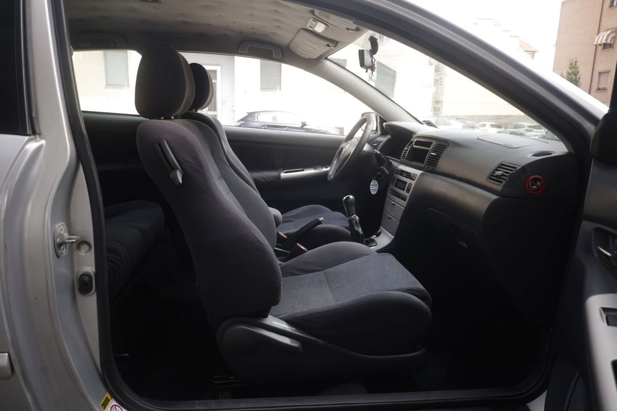 Toyota Corolla 2.0 tdi D-4D 3 porte Sol (10)