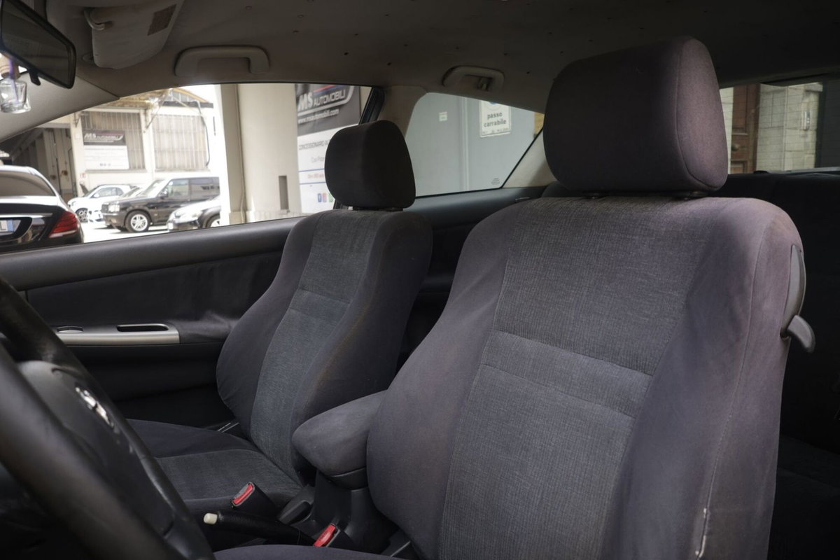 Toyota Corolla 2.0 tdi D-4D 3 porte Sol (16)