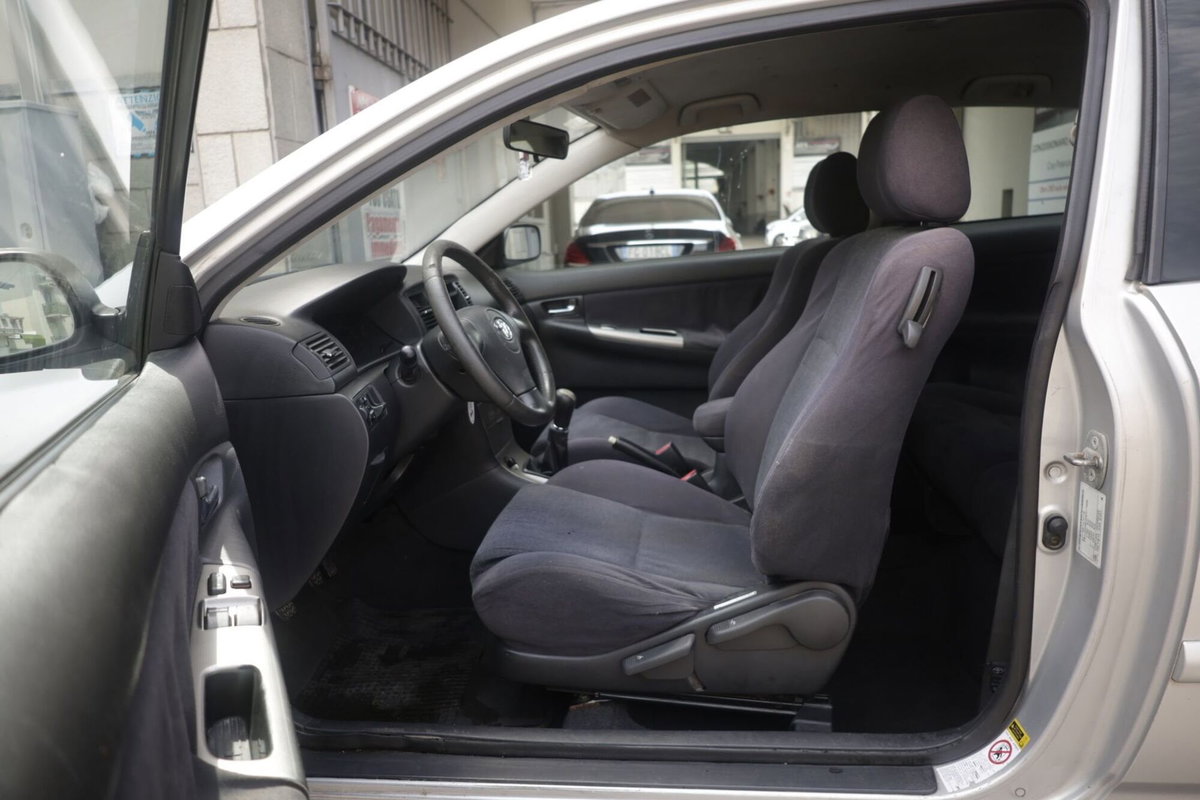 Toyota Corolla 2.0 tdi D-4D 3 porte Sol (17)