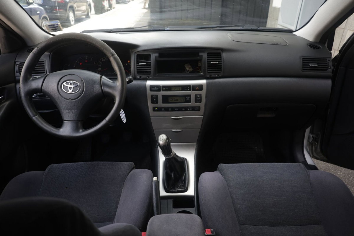 Toyota Corolla 2.0 tdi D-4D 3 porte Sol (2)