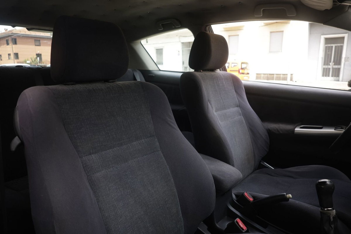 Toyota Corolla 2.0 tdi D-4D 3 porte Sol (6)