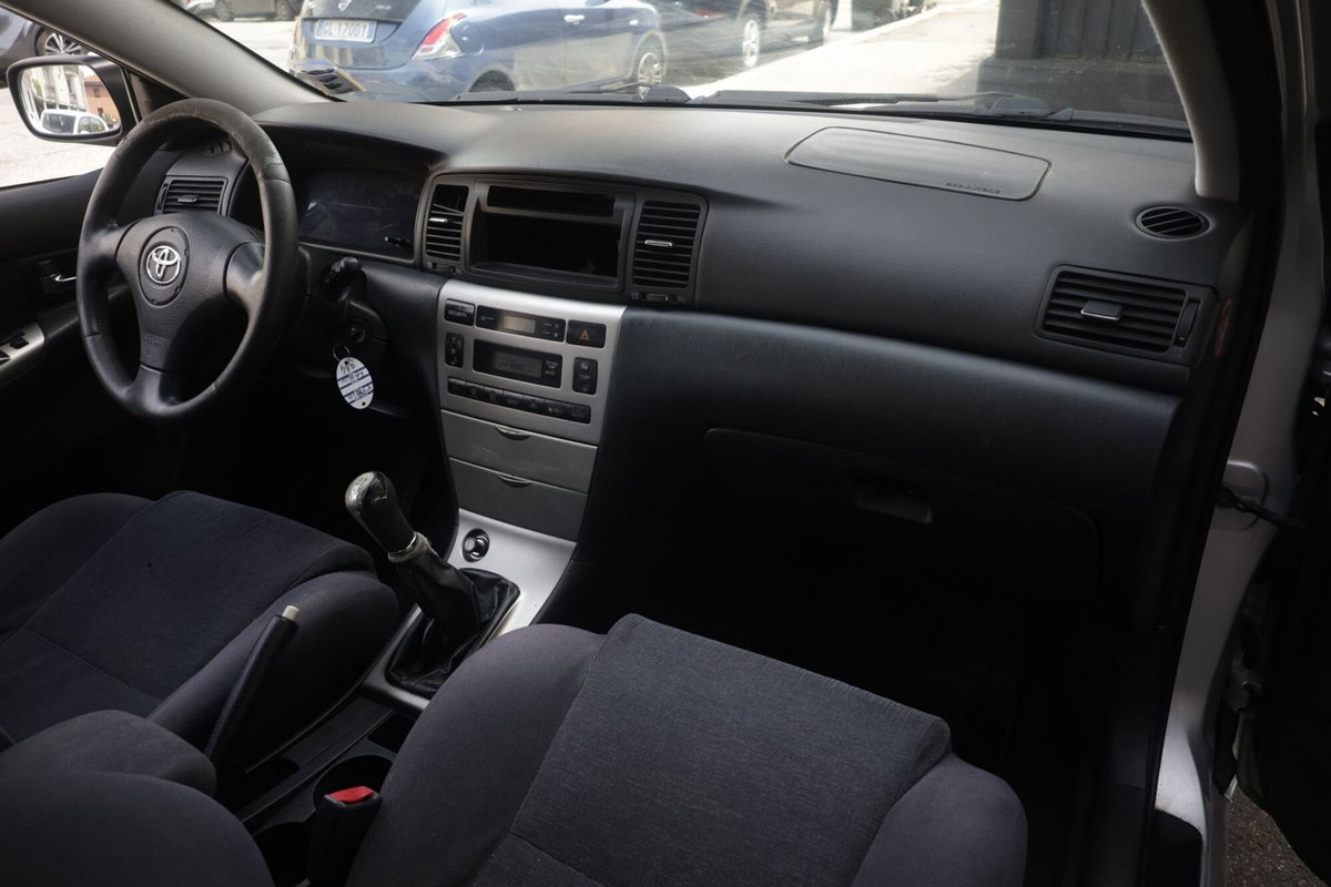 Toyota Corolla 2.0 tdi D-4D 3 porte Sol (8)