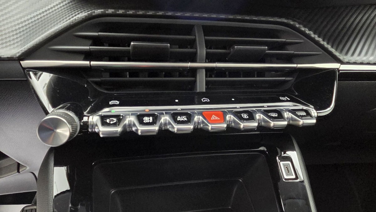 Peugeot 208 1.2 turbo Edition 100cv (11)