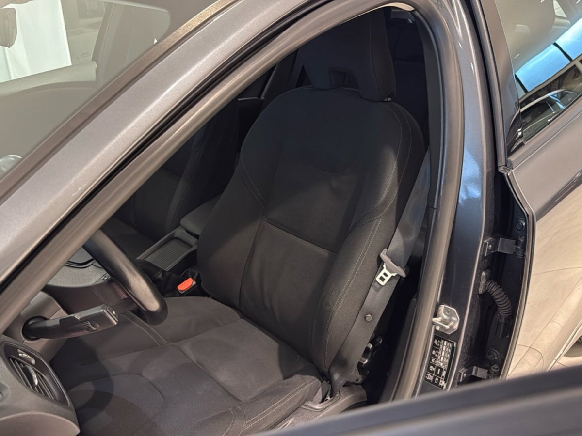 Volvo V40 D2 1.6 Momentum (3)