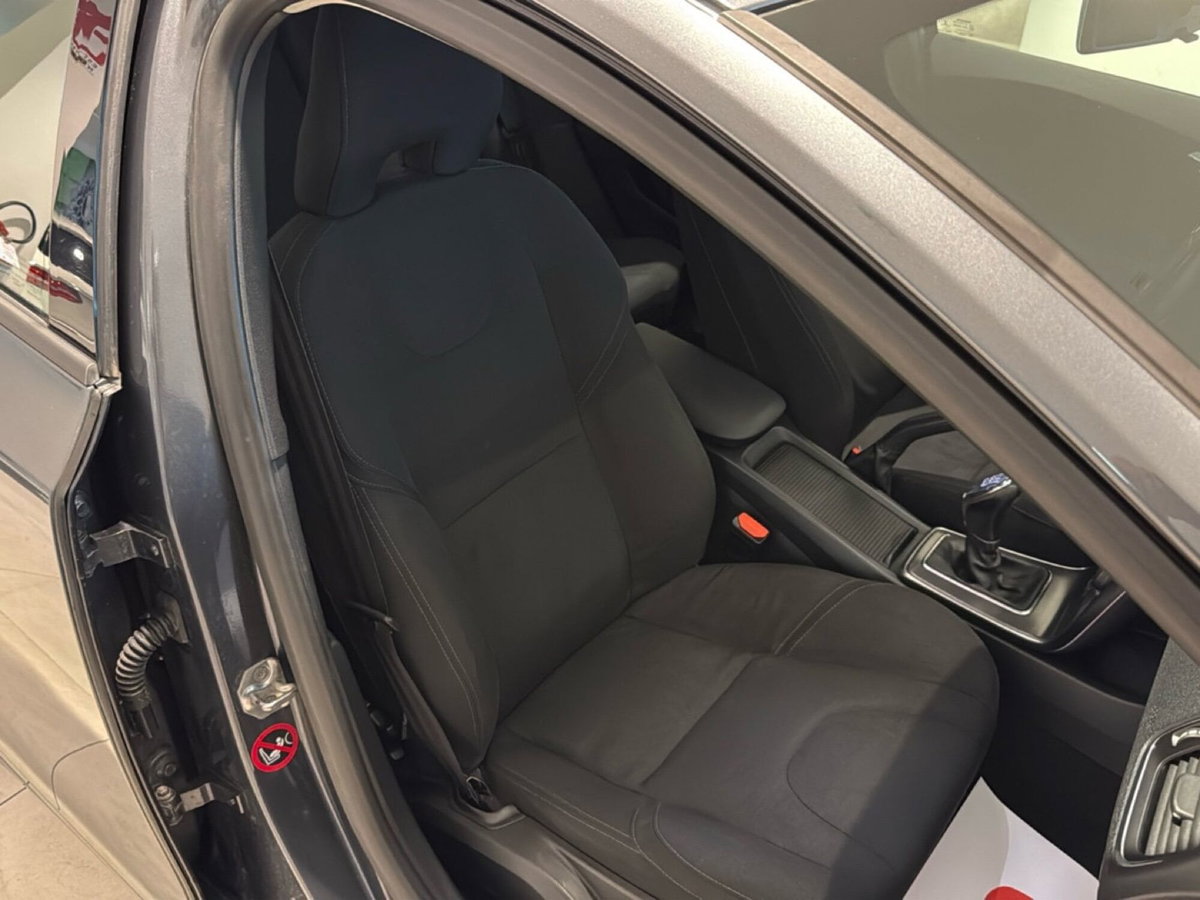 Volvo V40 D2 1.6 Momentum (5)