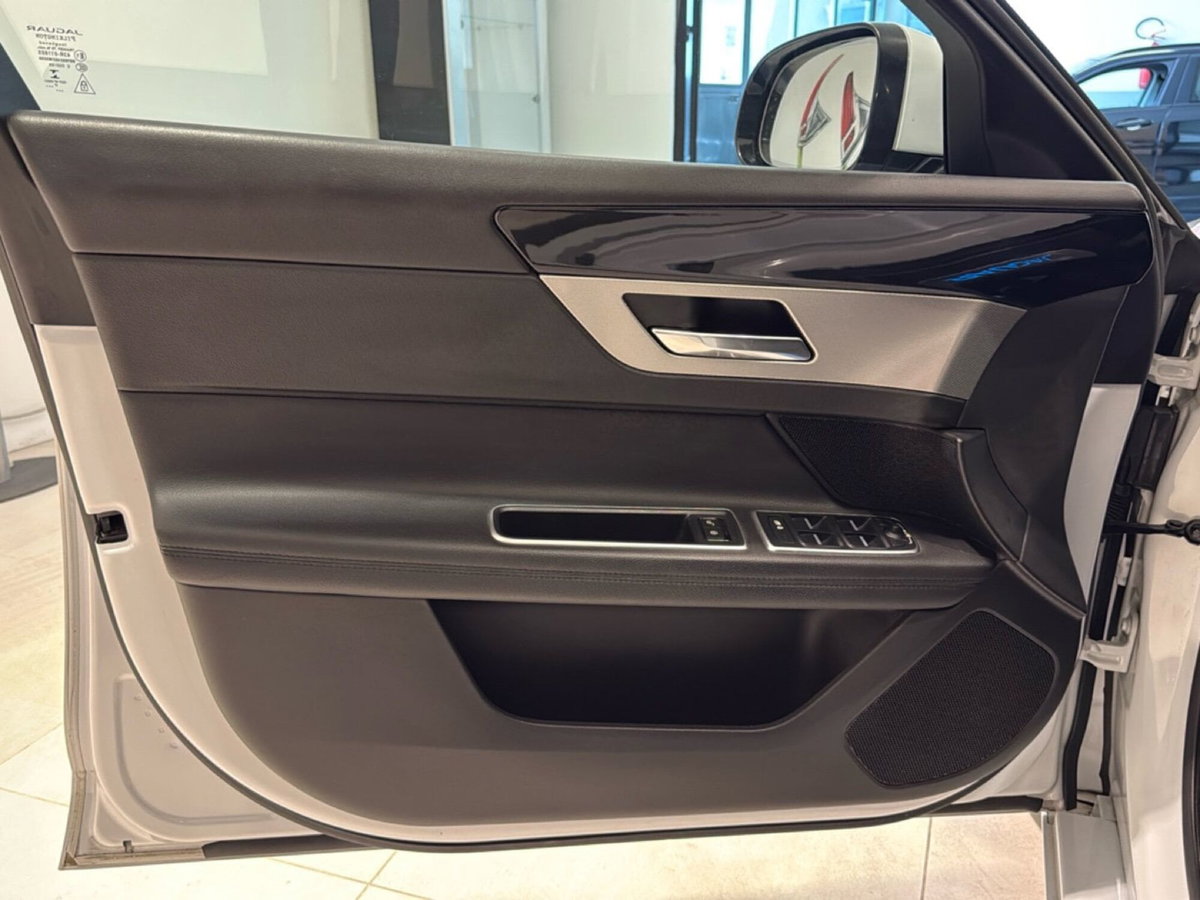 Jaguar XF Sportbrake 2.0 D 180 CV AWD aut. Prestige (18)