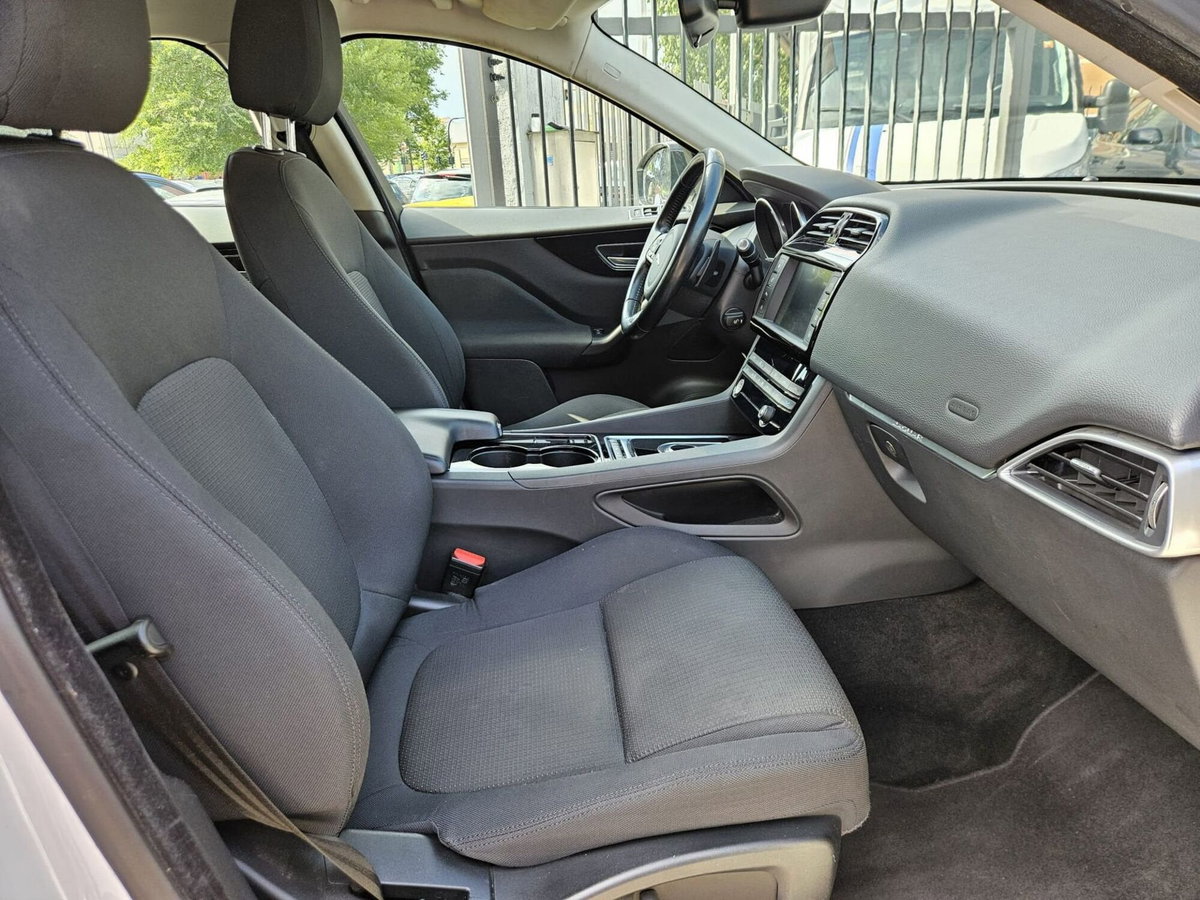 Jaguar F-Pace 2.0 D 180 CV AWD Portfolio (11)