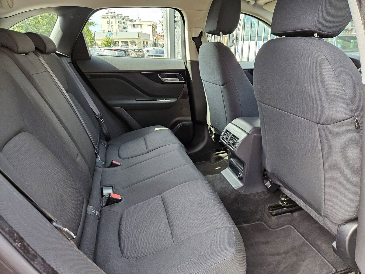 Jaguar F-Pace 2.0 D 180 CV AWD Portfolio (12)
