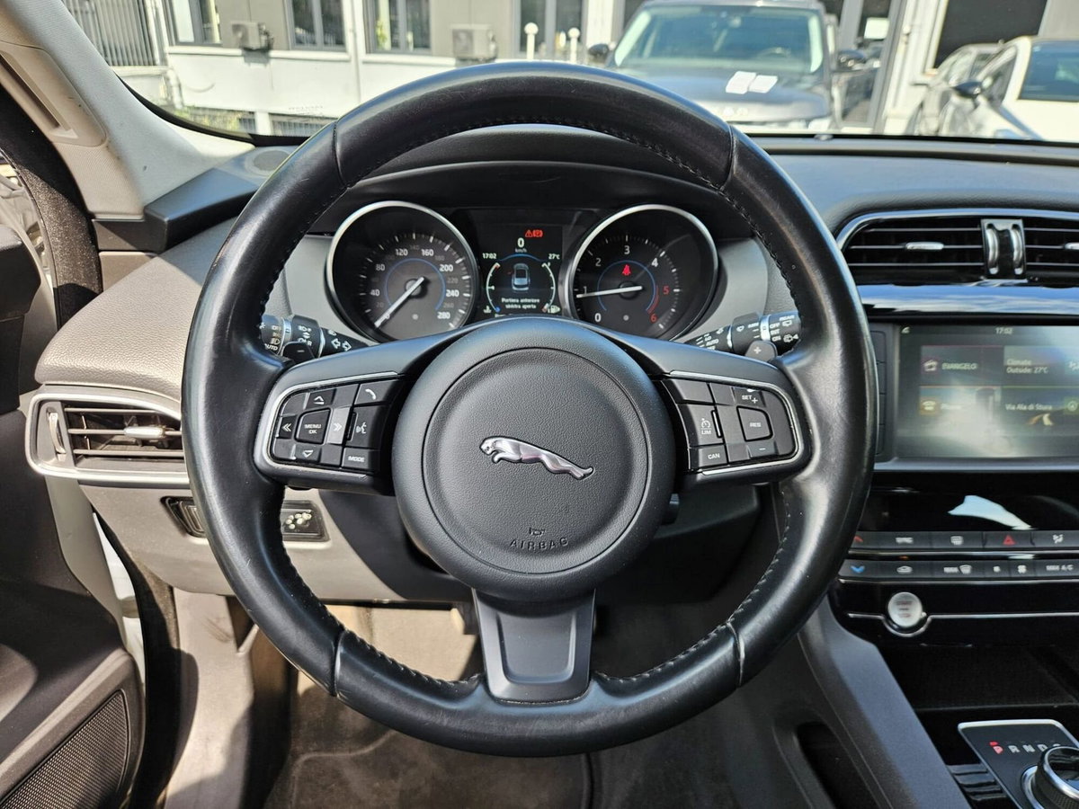 Jaguar F-Pace 2.0 D 180 CV AWD Portfolio (13)