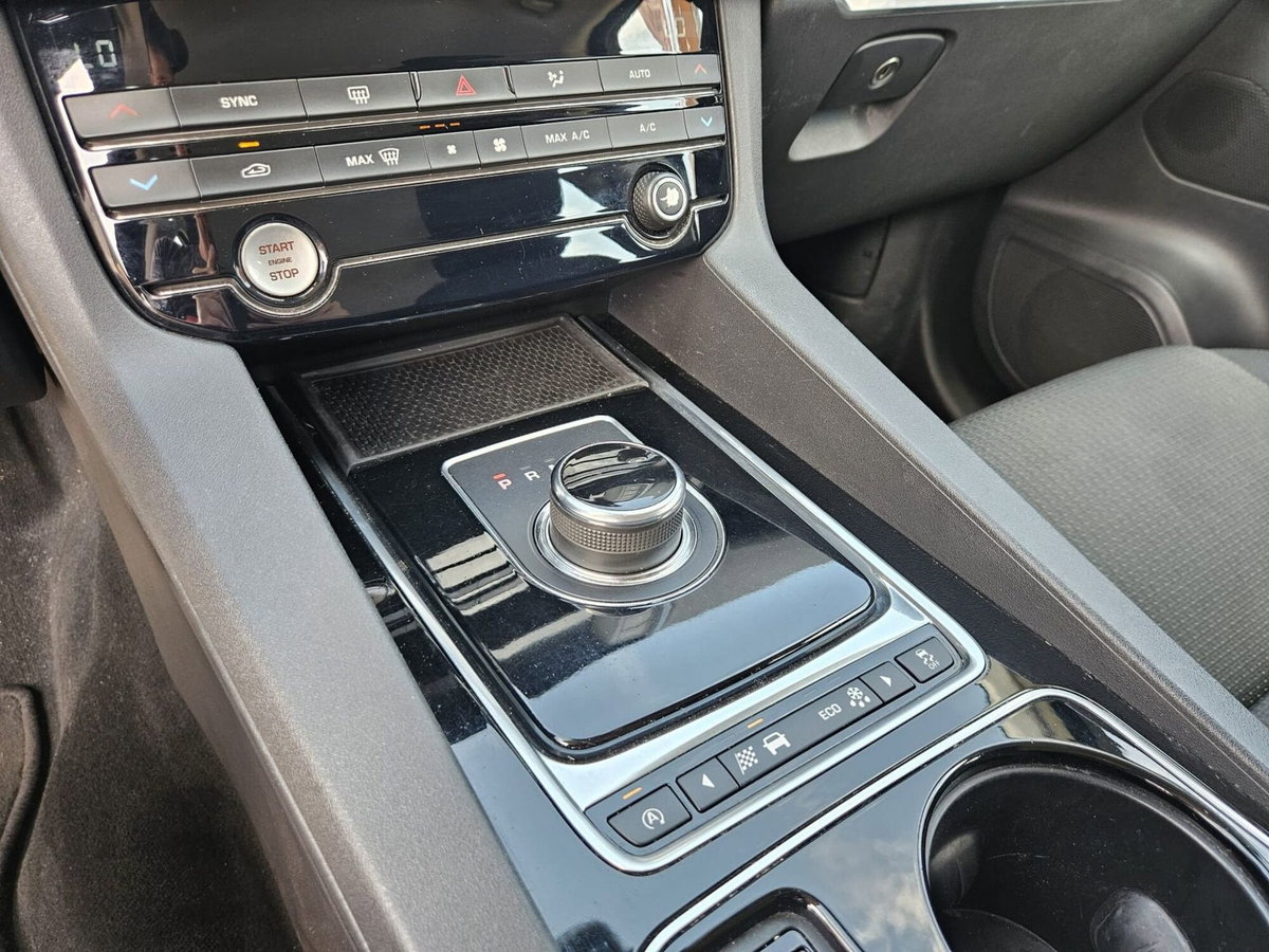 Jaguar F-Pace 2.0 D 180 CV AWD Portfolio (15)