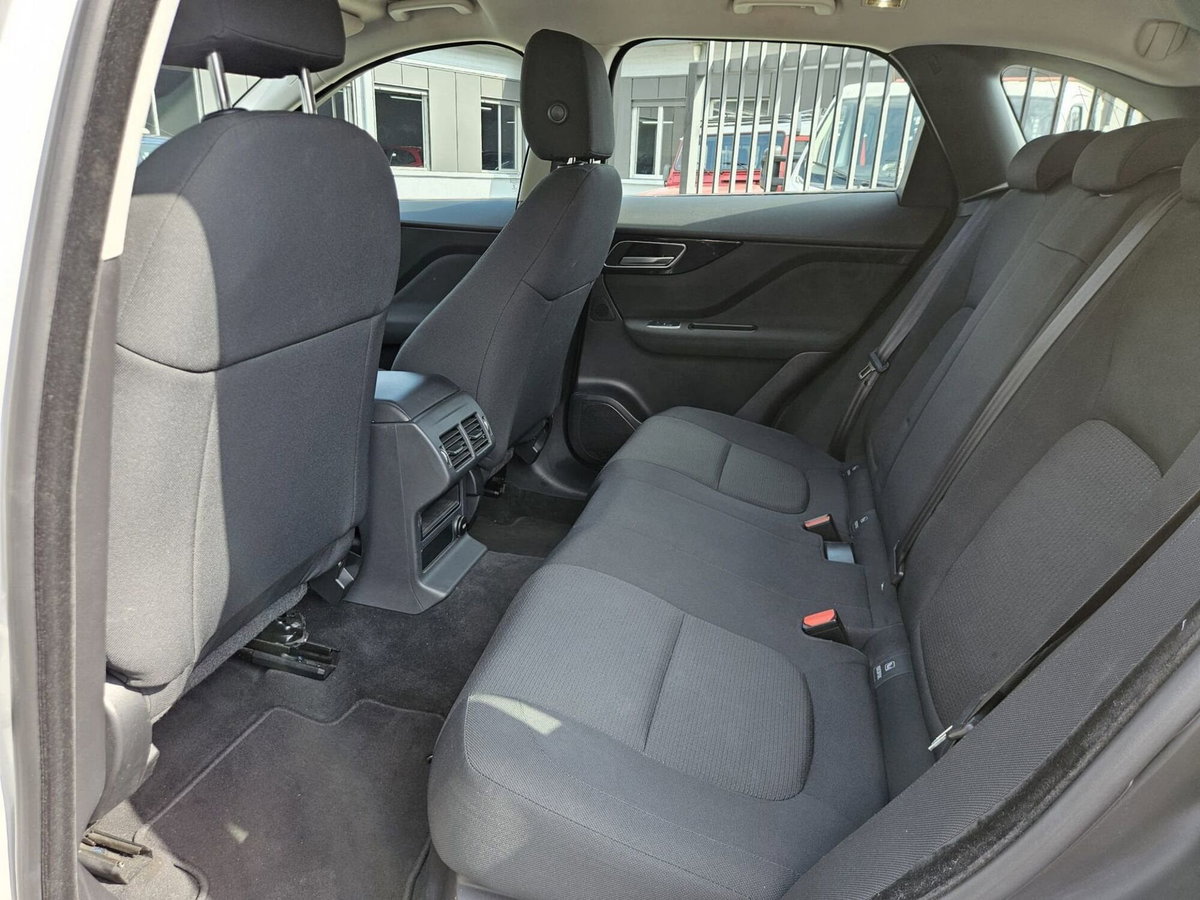 Jaguar F-Pace 2.0 D 180 CV AWD Portfolio (9)