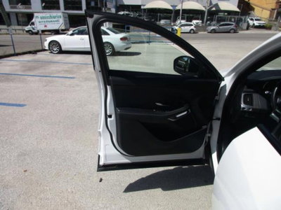 Jaguar E-Pace 2.0D 150 CV AWD R-Dynamic SE (9)