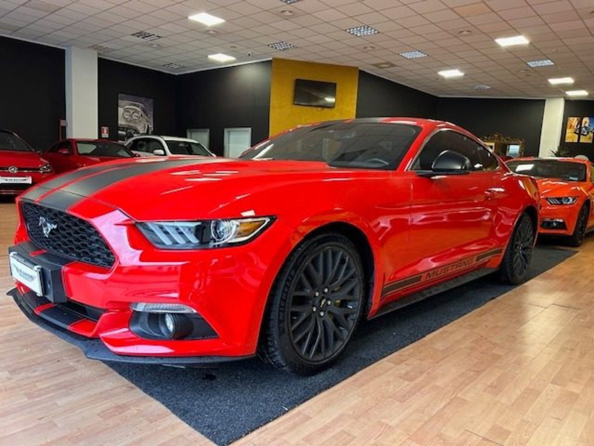 Ford Mustang Coupé Fastback 2.3 EcoBoost (2)