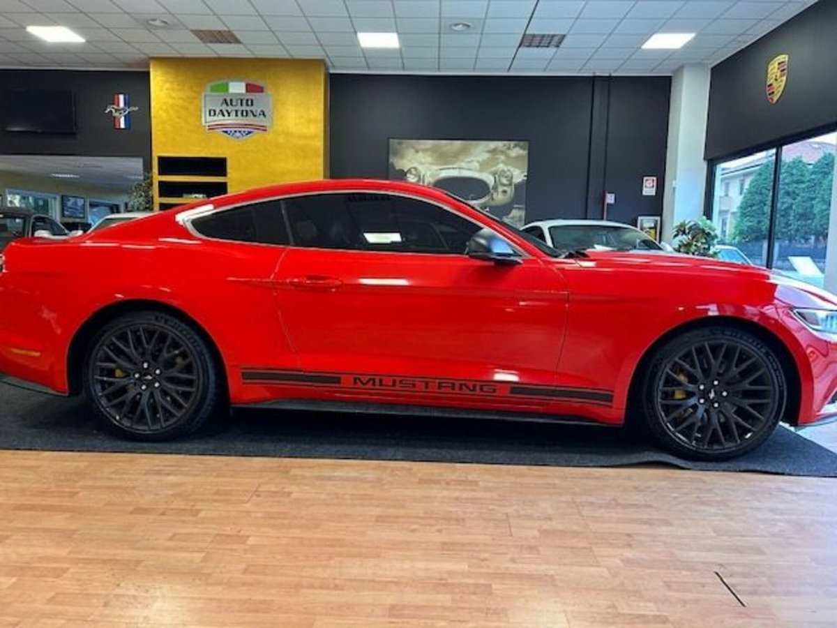 Ford Mustang Coupé Fastback 2.3 EcoBoost (4)
