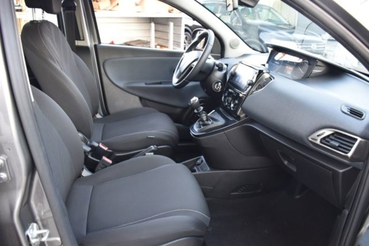 Lancia Ypsilon 1.0 FireFly 5 porte S&S Hybrid Ecochic Gold (16)