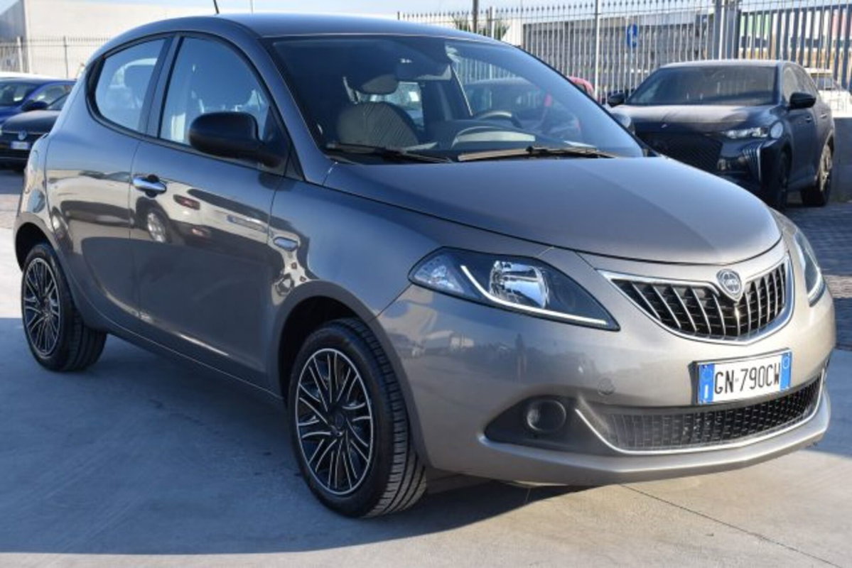 Lancia Ypsilon 1.0 FireFly 5 porte S&S Hybrid Ecochic Gold (3)