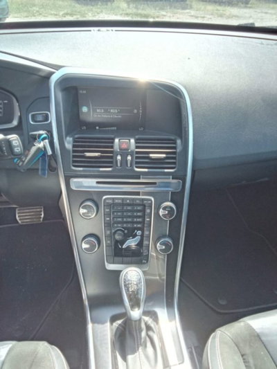 Volvo XC60 D5 AWD Geartronic R-design Kinetic (4)