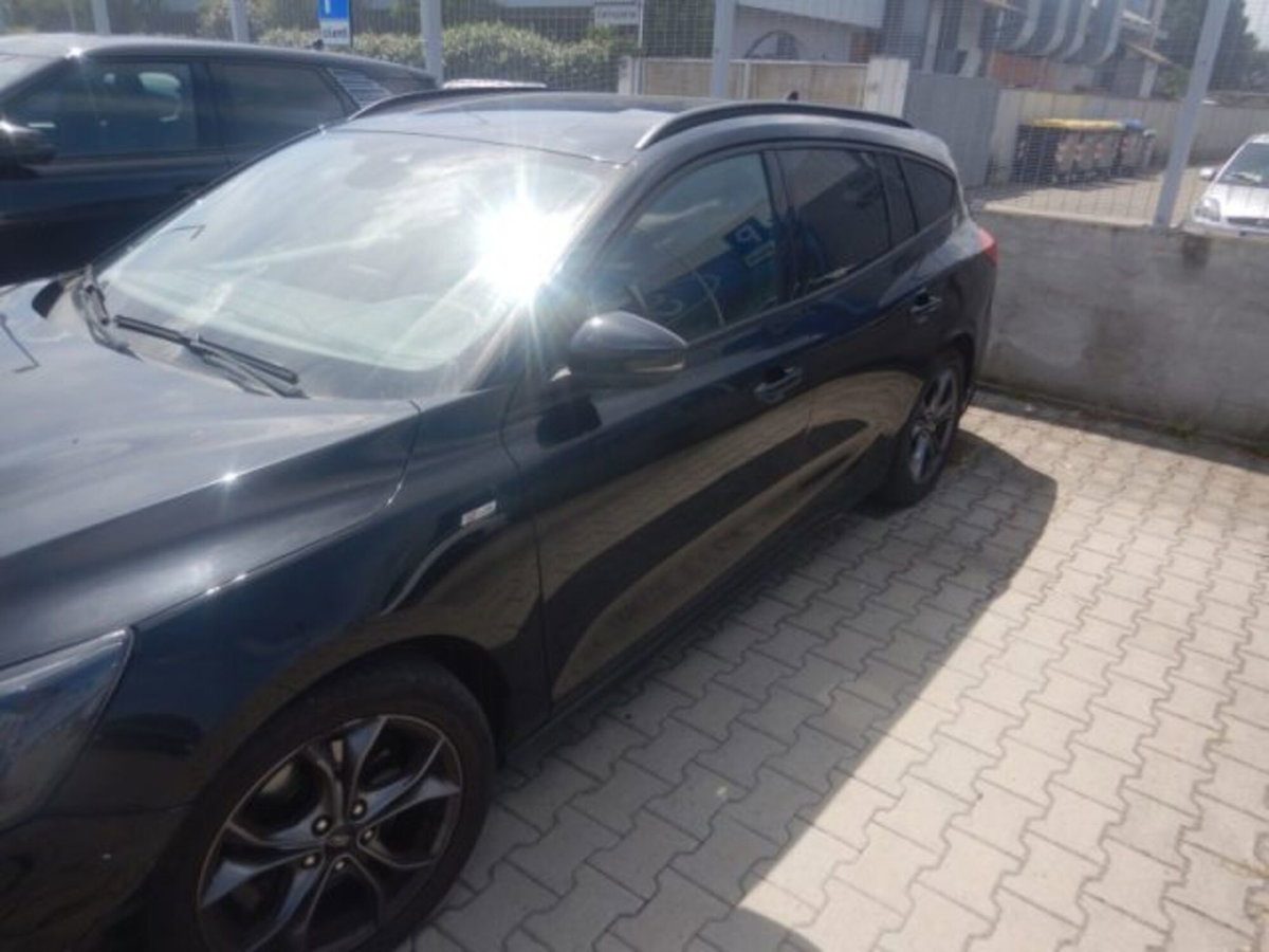 Ford Focus Station Wagon 1.0 EcoBoost 125 CV automatico SW ST-Line (2)