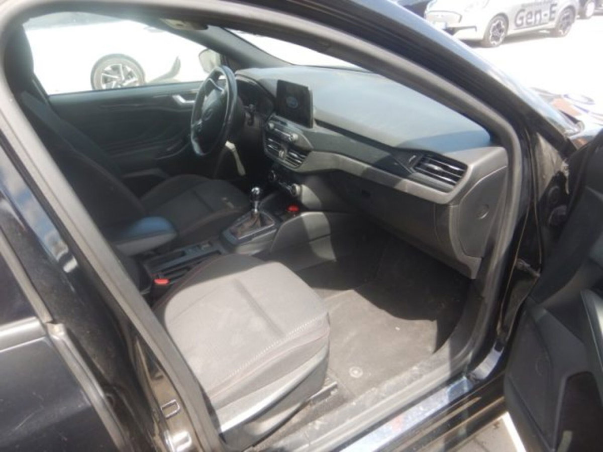Ford Focus Station Wagon 1.0 EcoBoost 125 CV automatico SW ST-Line (5)