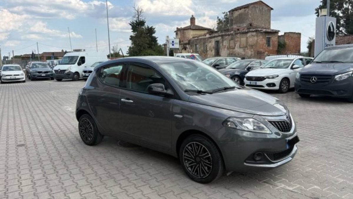 Lancia Ypsilon 1.0 FireFly 5 porte S&S Hybrid Silver Plus (2)