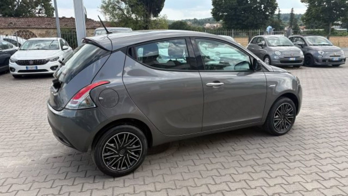 Lancia Ypsilon 1.0 FireFly 5 porte S&S Hybrid Silver Plus (3)