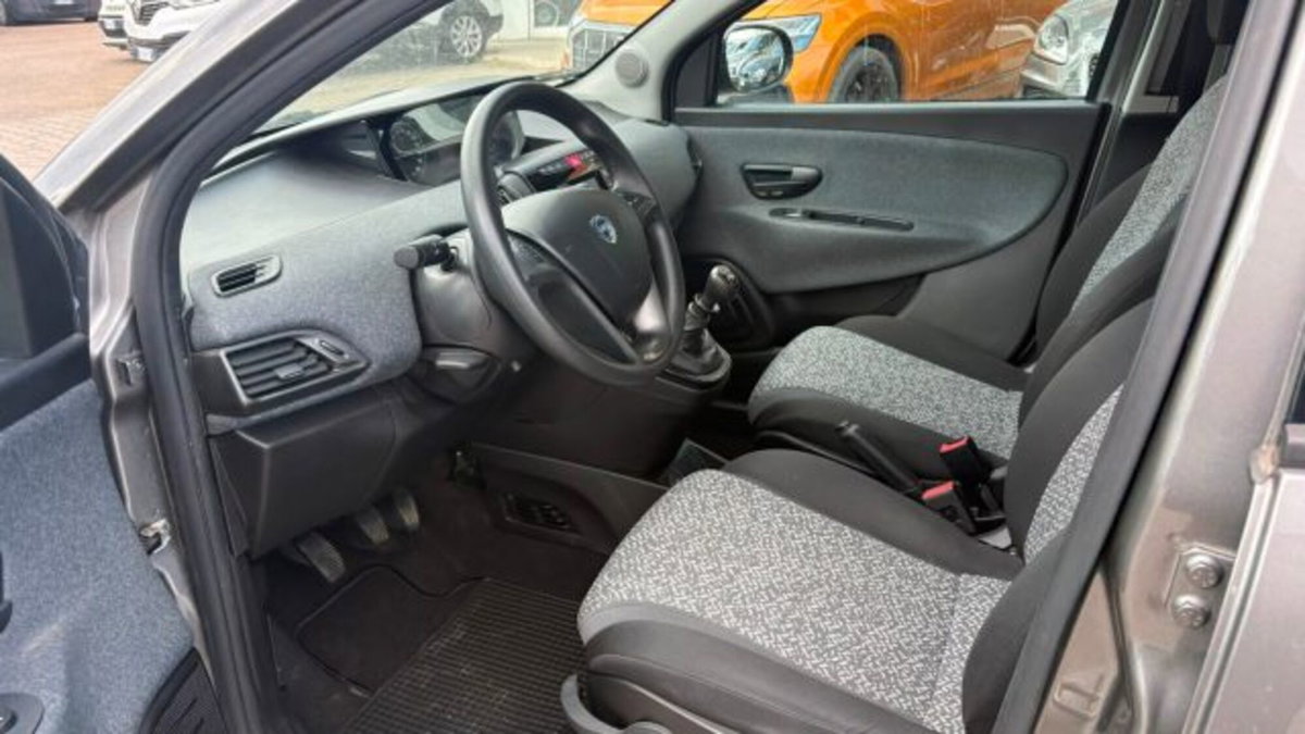 Lancia Ypsilon 1.0 FireFly 5 porte S&S Hybrid Silver Plus (6)