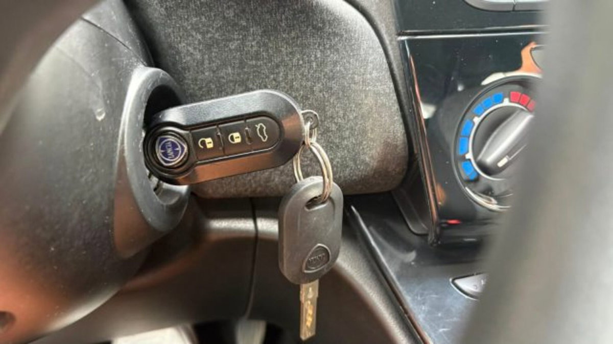 Lancia Ypsilon 1.0 FireFly 5 porte S&S Hybrid Silver Plus (9)