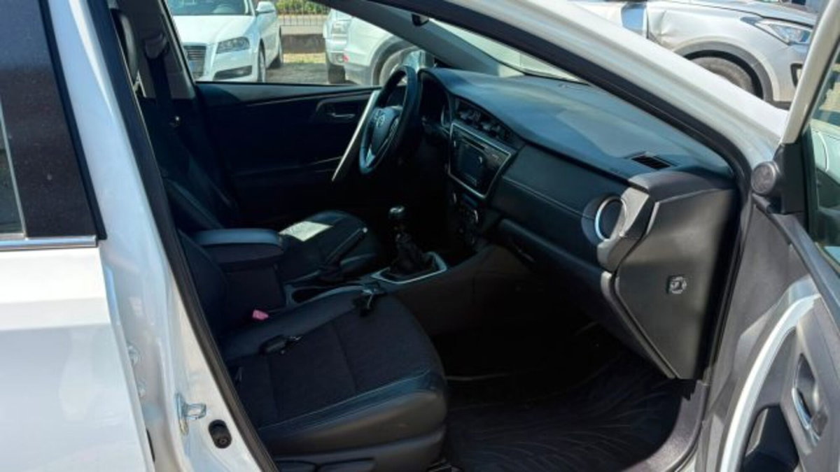 Toyota Auris 2.0 D-4D Lounge (17)