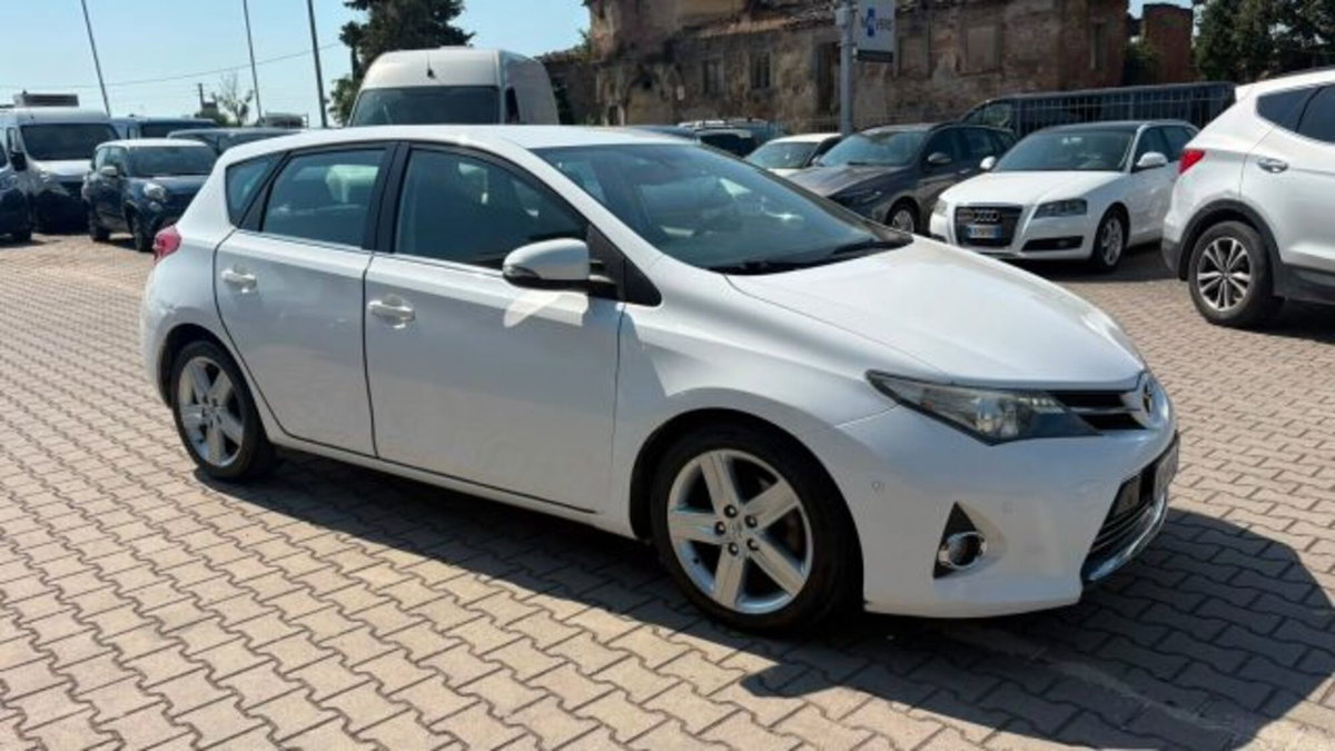 Toyota Auris 2.0 D-4D Lounge (2)