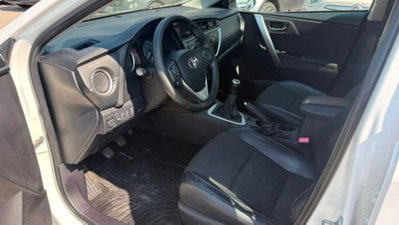 Toyota Auris 2.0 D-4D Lounge (6)