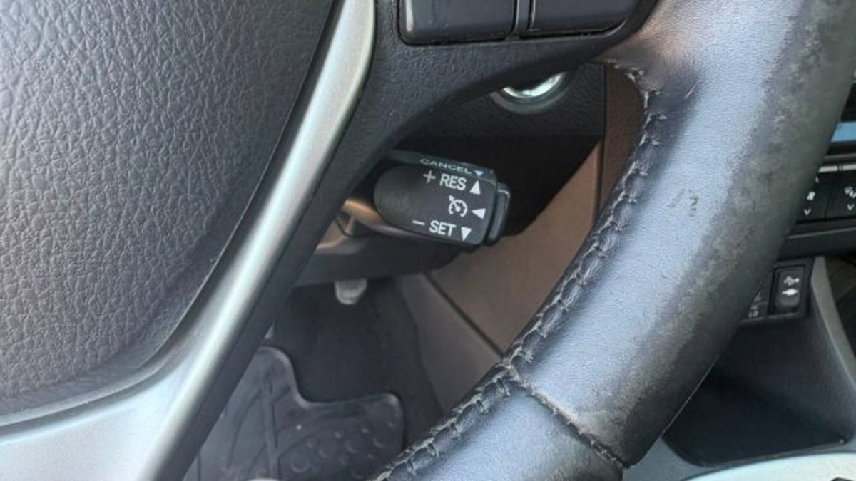 Toyota Auris 2.0 D-4D Lounge (8)