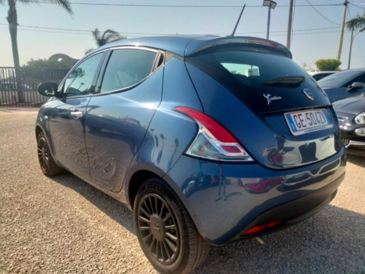 Lancia Ypsilon 1.0 FireFly 5 porte S&S Hybrid Ecochic Silver (3)