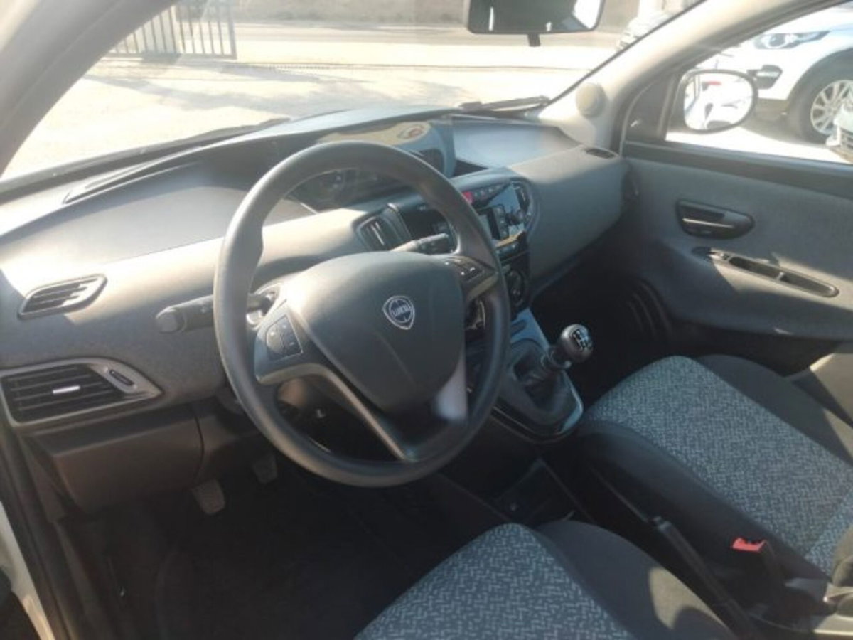 Lancia Ypsilon 1.0 FireFly 5 porte S&S Hybrid Ecochic Silver (5)