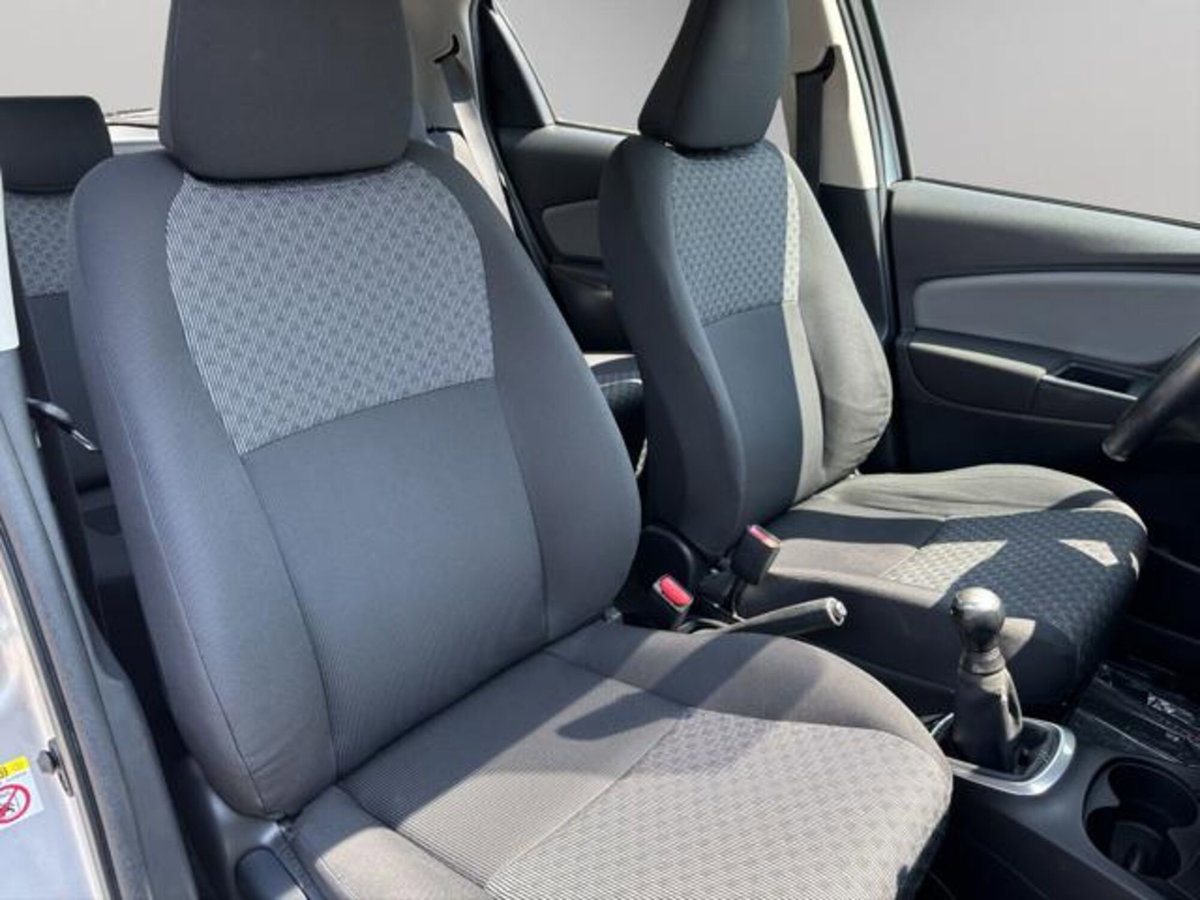 Toyota Yaris 1.0 5 porte Active (16)