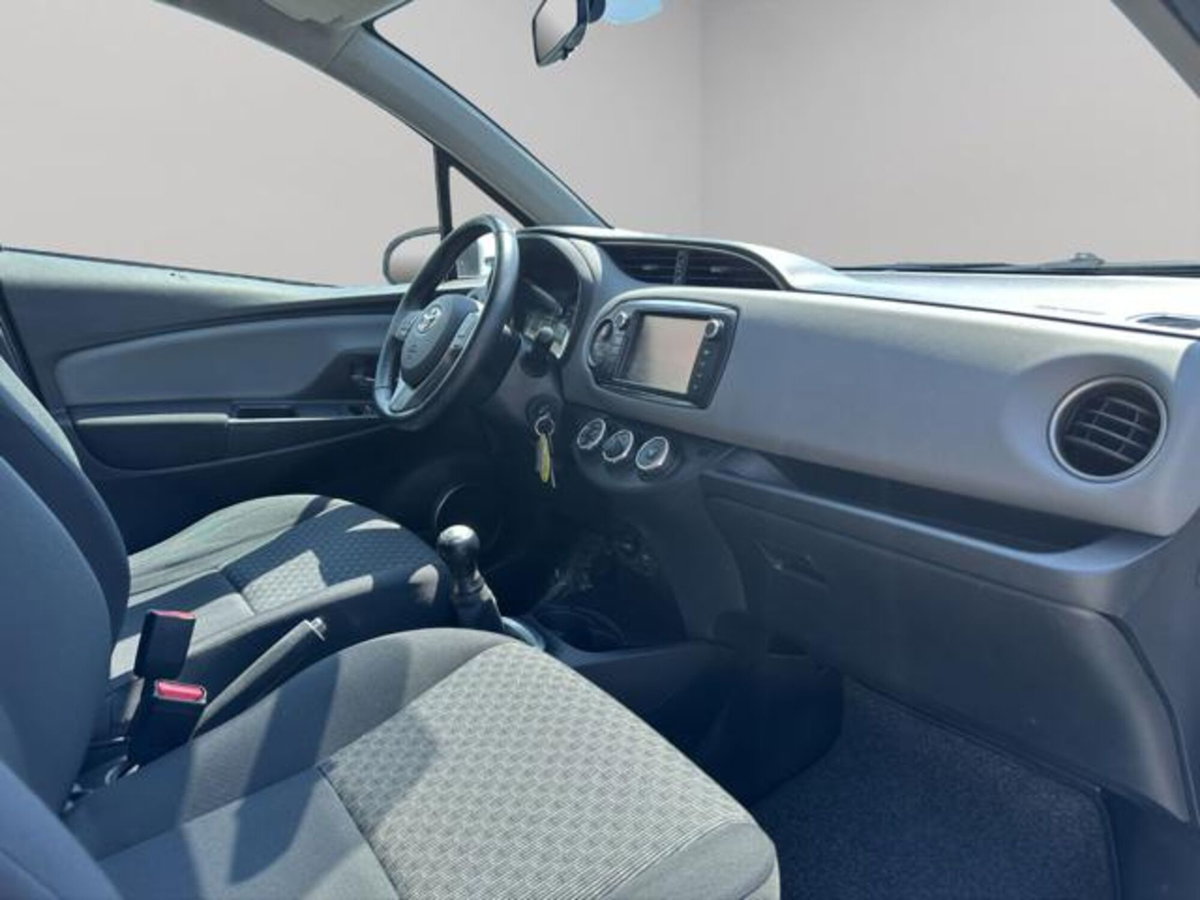 Toyota Yaris 1.0 5 porte Active (17)