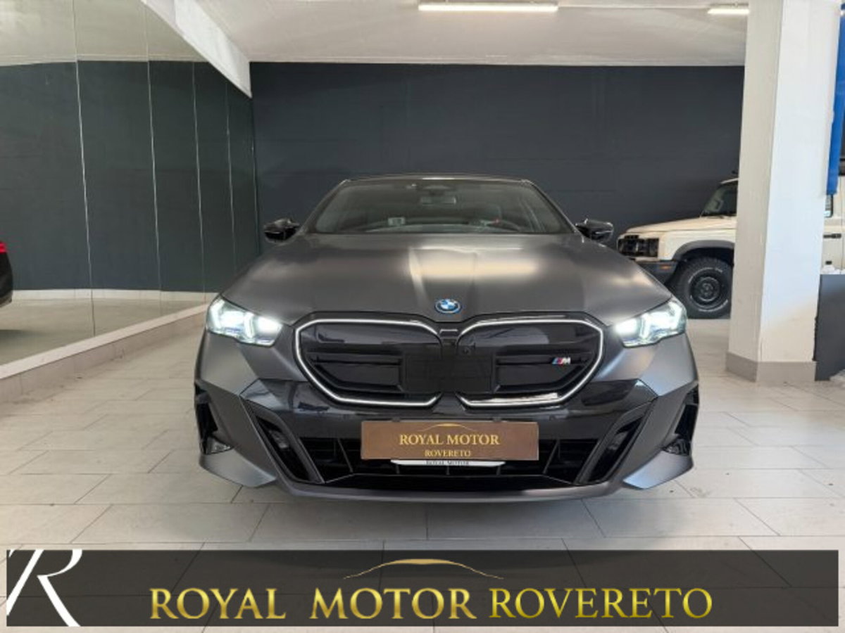 BMW i5 Touring M60 MSport Pro (2)