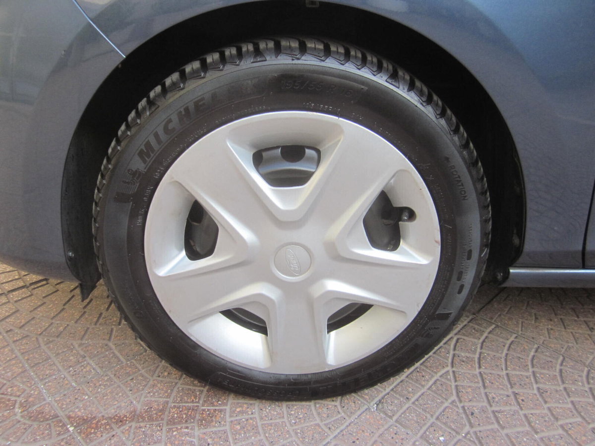 Ford Fiesta 1.1 75 CV GPL 5 porte (13)