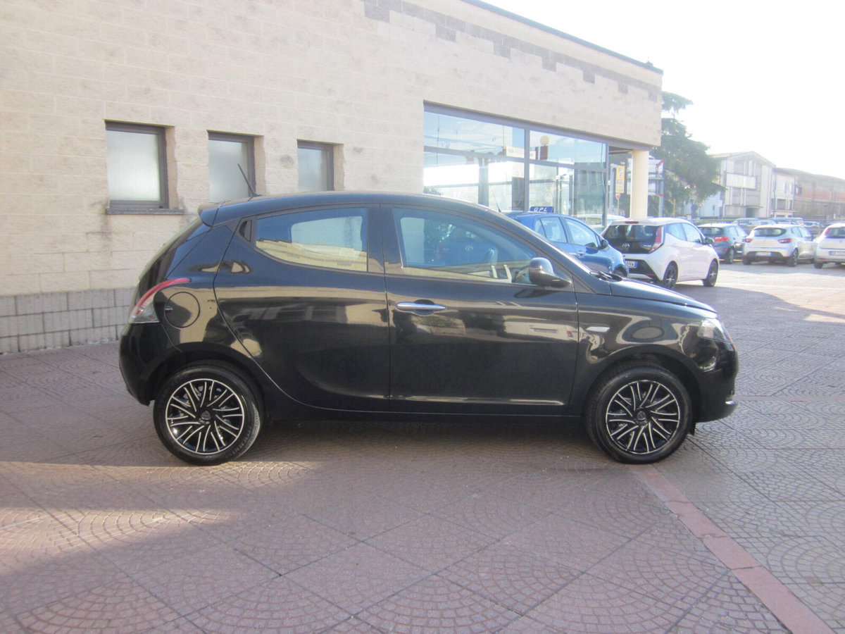 Lancia Ypsilon 1.0 FireFly 5 porte S&S Hybrid Gold Plus (4)