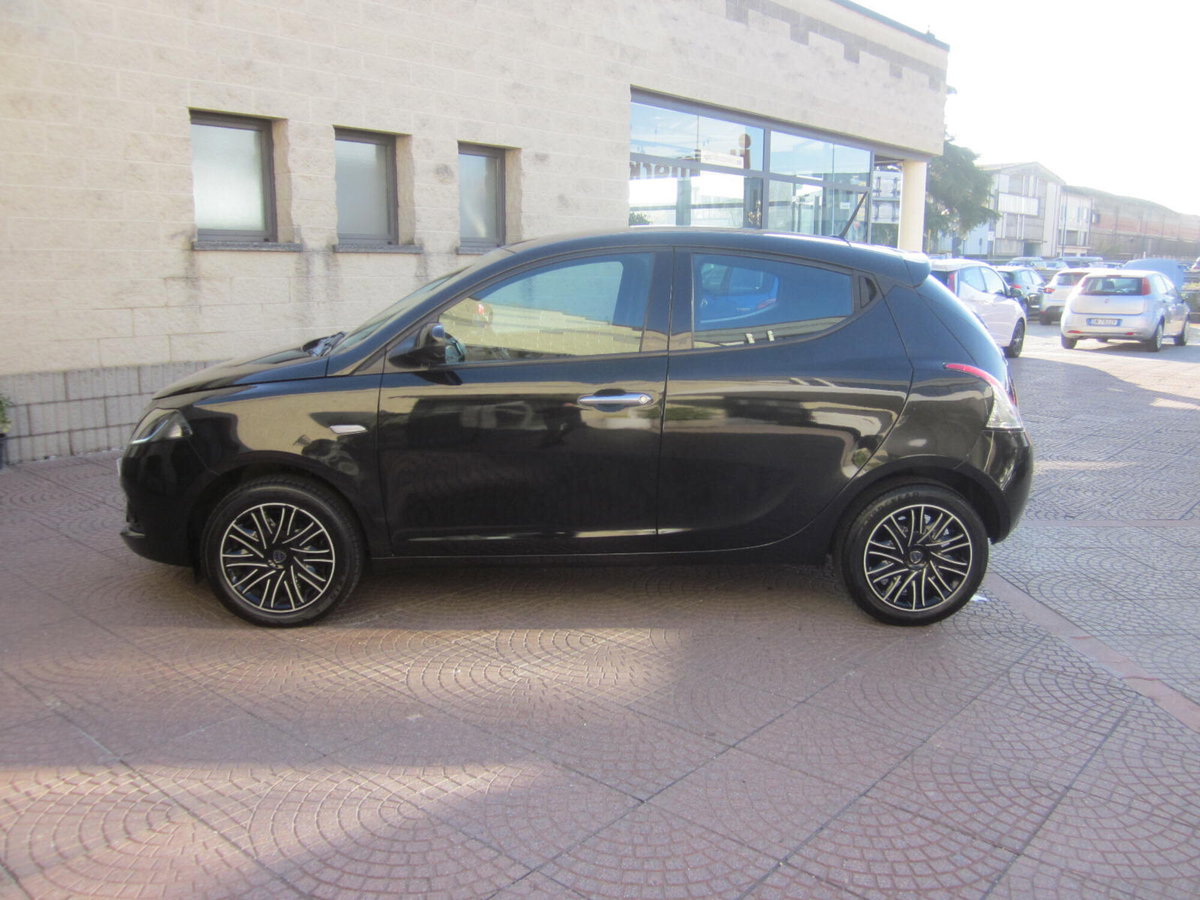 Lancia Ypsilon 1.0 FireFly 5 porte S&S Hybrid Gold Plus (8)